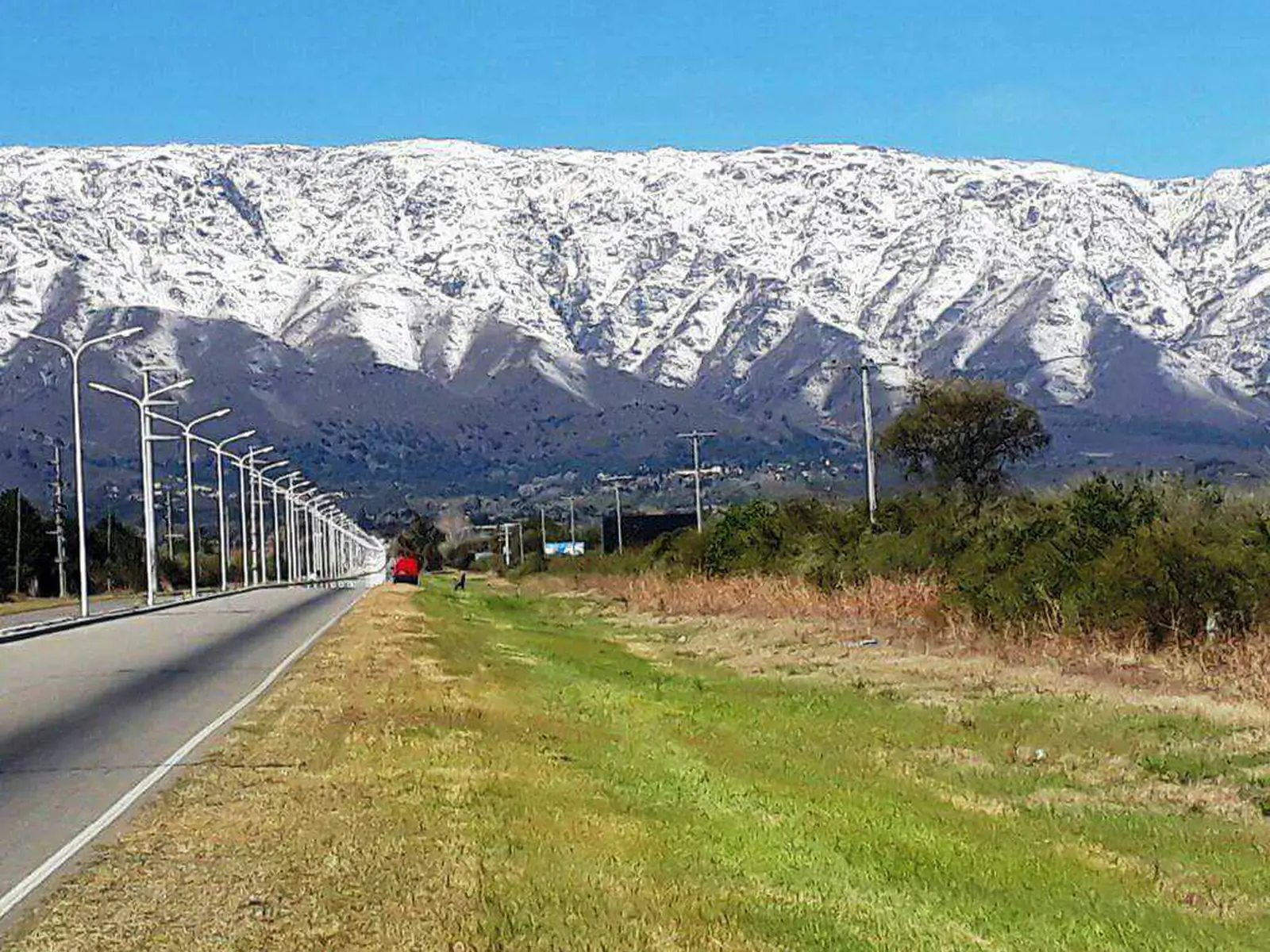 Acceso a Solares del Valle con las sierras nevadas · SOL-045-005