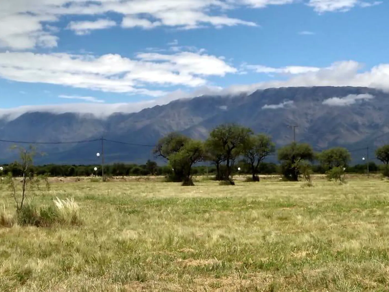 Vista abierta de los lotes hacia las sierras · SOL-085-002