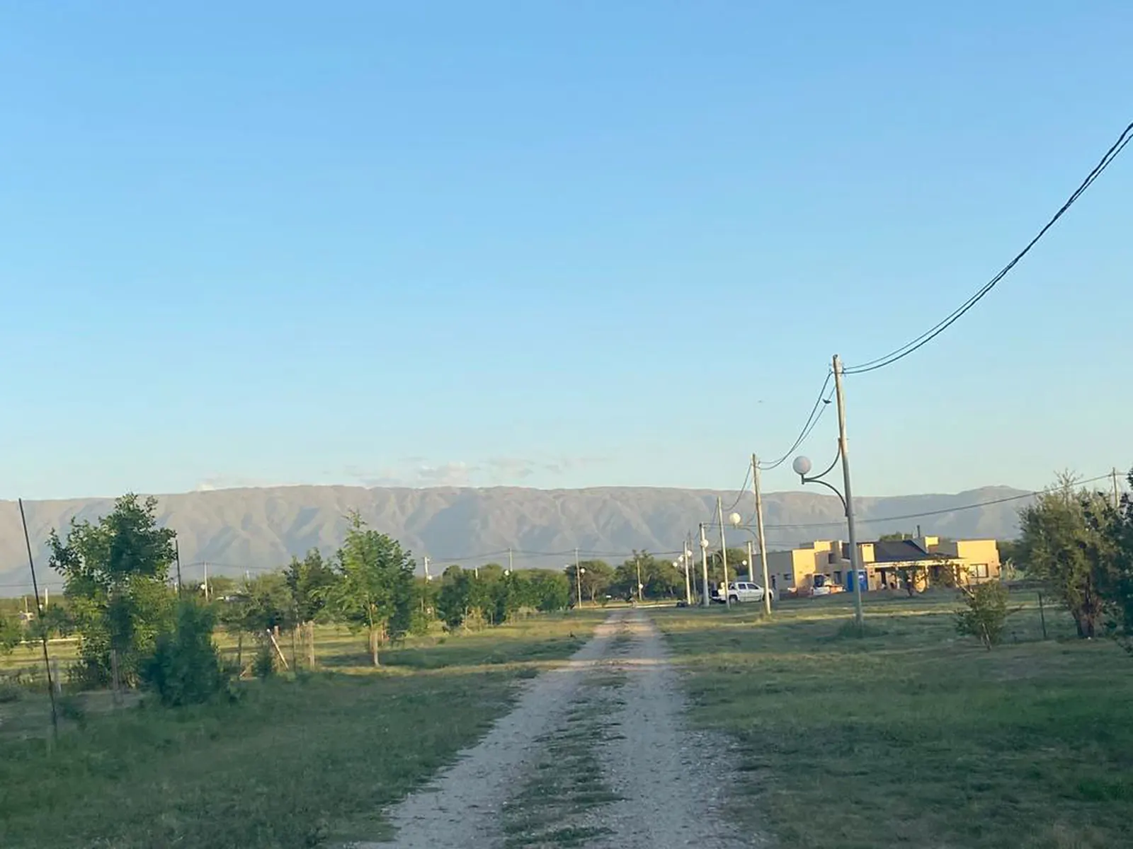 Calle interna con servicios y entorno serrano · SOL-045-007
