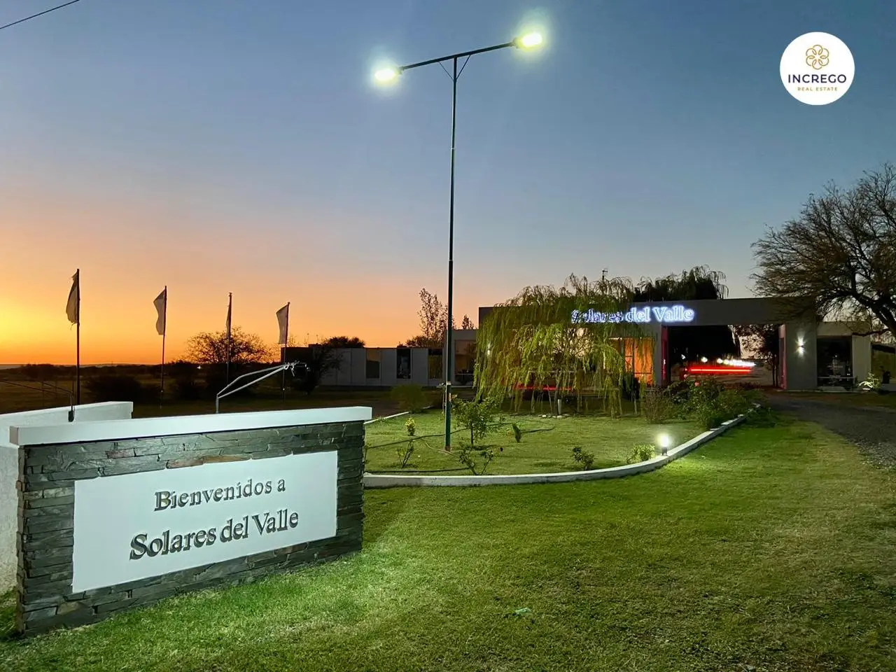 Solares del Valle — fotografía del entorno. cartel de bienvenida e ingreso.