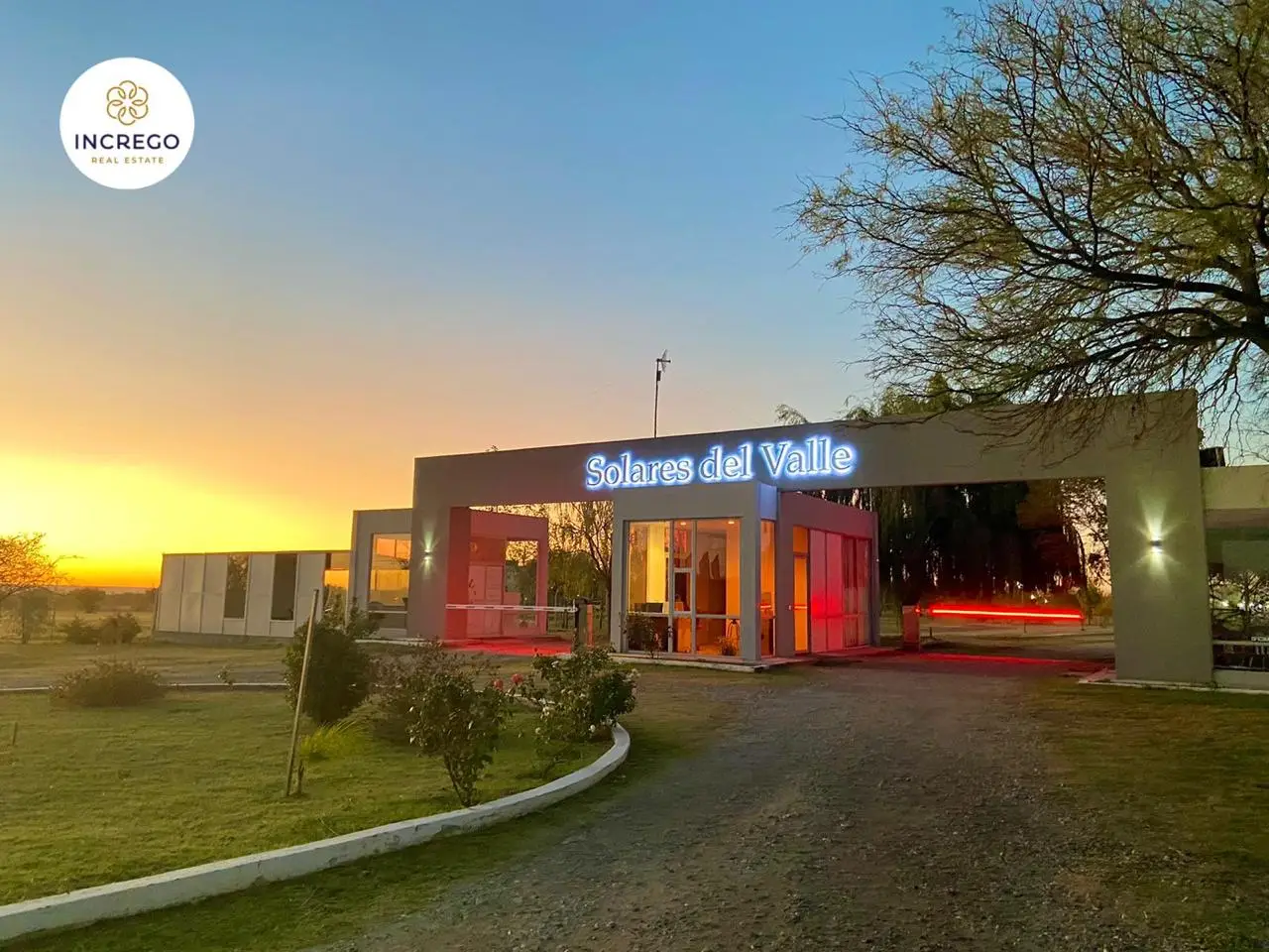 Solares del Valle — fotografía del entorno. ingreso iluminado al atardecer.