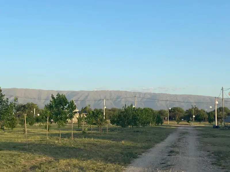 Solares del Valle — fotografía del entorno. calle interna y arbolado con sierras al fondo.